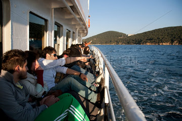 Heybeliada  Tuerkei  Touristen auf einer Faehre auf dem Marmarameer