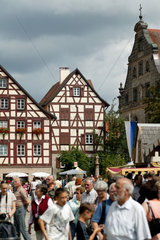 Altdorf  Deutschland  Fussgaenger in der Altstadt mit Fachwerkhaeusern