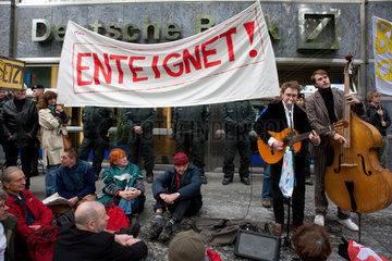 Berlin  Deutschland  Demonstration am Bankenaktionstag vor einer Filiale der Deutschen Bank AG