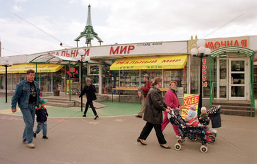 Moskau  Menschen mit Kindern vor Verkaufszeile