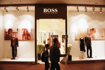 Modeboutique Hugo Boss im Manufaktura  dem groessten Einkaufszentrum in Lodz  Polen