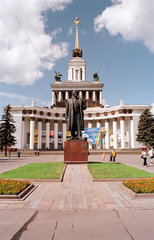 Moskau  Lenindenkmal vor dem Hauptpavillon des Gesamtrussischen Ausstellungszentrums