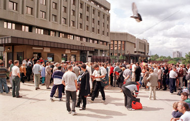 Moskau  Menschenmassen vor der Visastelle der Deutschen Botschaft