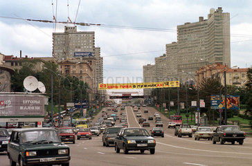 Moskau  dichter Autoverkehr auf einer Strasse im Innenstadtbereich