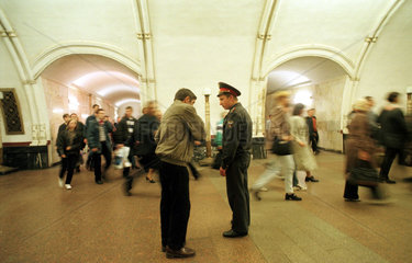 Moskauer Metrostation Prospekt Mira  Ausweiskontrolle
