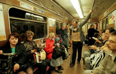 Bettelnder Invalide in der Moskauer Metro