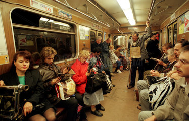 Bettelnder Invalide in der Moskauer Metro