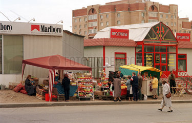 Moskau  Verkaufsstaende mit Obst und Gemuese