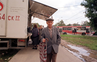 Moskau  Rentner  alter Mann nach Einkauf bei einem Fleischereistand
