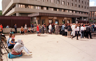 Moskau  Menschenmassen vor der Visastelle der Deutschen Botschaft