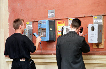 Moskau  zwei Maenner an oeffentlichen Telefonapparaten