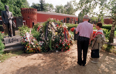 Moskau  Grabstaette von Alfred Schnittke  Friedhof des Neujungfrauenklosters
