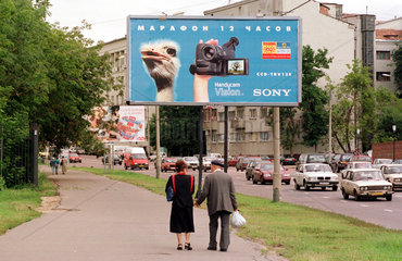Moskau  Fussgaenger  Sony Werbetafel