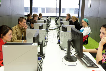 Tallinn  Estland  Studenten in der Bibliothek der Technische Universitaet Tallinn