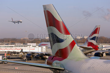 London  Grossbritannien  Heckfluegel von Maschinen der Fluggesellschaft British Airways