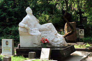 Moskau  Grabstaette von Fjodor Schaljapin  Friedhof des Neujungfrauenklosters