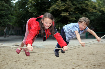 Berlin  Deutschland  Kinder klettern auf Seilen herum