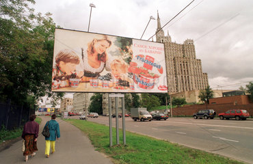 Moskau  Fussgaenger  Mertinger Werbetafel