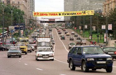 Moskau  dichter Autoverkehr auf einer Strasse im Innenstadtbereich