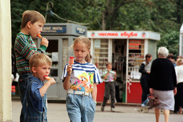 Moskau  Kinder essen Eis