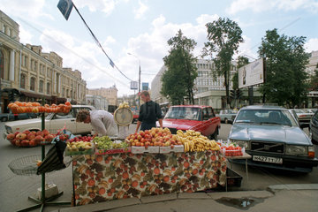 Moskau  Verkaufstand mit Obst