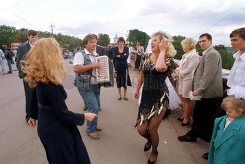 Zwei Frauen tanzen auf den Leninbergen