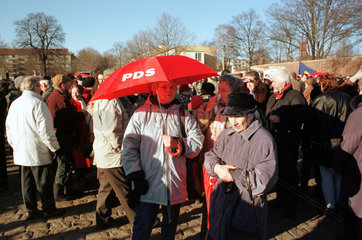 Frau mit PDS Regenschirm auf einer Gedenkdemonstration in Berlin  Deutschland