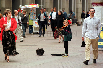 Moskau  junges Maedchen spielt fuer Geld Geige