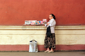Rentnerin verkauft Zeitungen