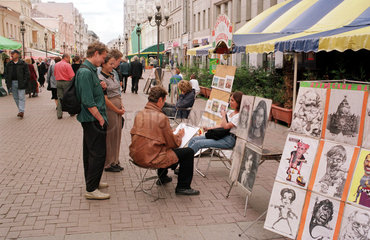 Moskau  Strassenkuenstler zeichnet Touristin