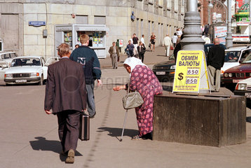 Moskau  alte Frau  Rentnerin bettelt um Almosen