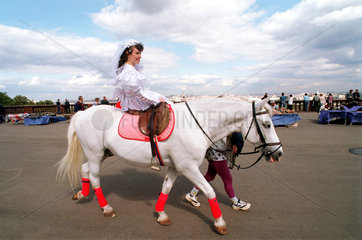 Braut wird auf einem weissem Pferd gefuehrt