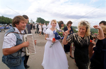 Braut und Brautgesellschaft auf den Leninbergen