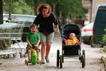 Frau mit zwei Kindern  Berlin  Deutschland