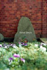 Grabstein von Bertolt Brecht auf dem Dorotheenstaedtischen Friedhof in Berlin  Deutschland