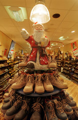 Weihnachtsmannfigur in einem Schuhgeschaeft