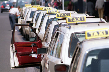 Blick auf einen Taxistand  Berlin  Deutschland