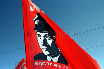 Rote Fahne mit dem Portrait von Ernst Thaelmann  Berlin  Deutschland
