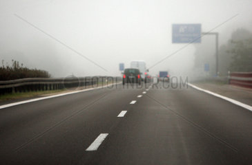 Birkenwerder  Deutschland  Sichtbehinderung durch Nebel auf der Autobahn