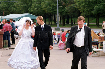 Hochzeitspaar unterwegs auf den Leninbergen