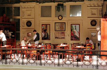 Moskau  Kaufhaus -GUM-  leeres Cafe