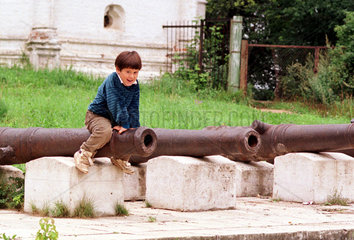 Istra  kleiner Junge auf alten Kanonenrohren