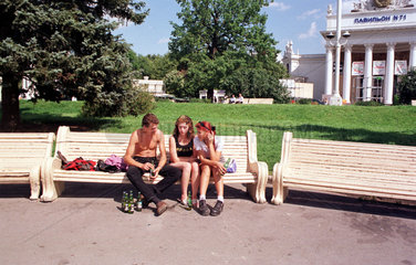 Moskau  Jugendliche auf Parkbank  Bier trinkend