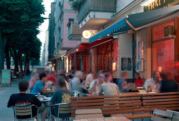 Berlin  Menschen vor einer Bar in der Simon-Dach-Strasse