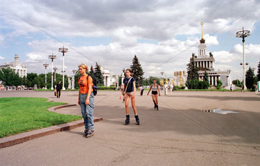 Moskau  drei junge Maedchen beim Inlineskaten