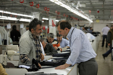 Istanbul  Tuerkei  Mitarbeiter an Naehmaschinen in einer Textilfabrik