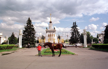 Moskau  Frau mit Pferd vor Hauptpavillion des Gesamtrussischen Ausstellungszentrums