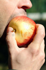 Berlin  Mann beisst in Apfel