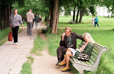 Istra  Frau und Mann auf einer Parkbank beim Gespraech