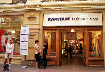 Moskau  Eingang zu Karstadt im Kaufhaus -GUM-